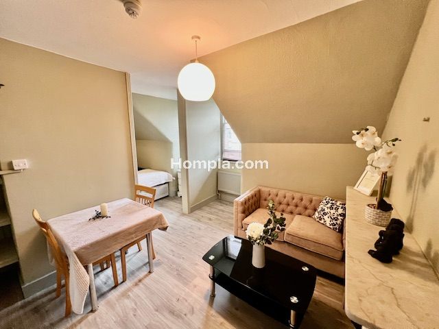 13 Glazbury Road apartment
