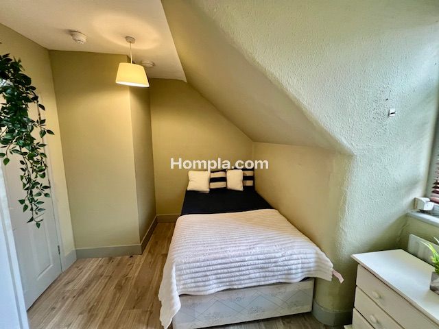 13 Glazbury Road apartment
