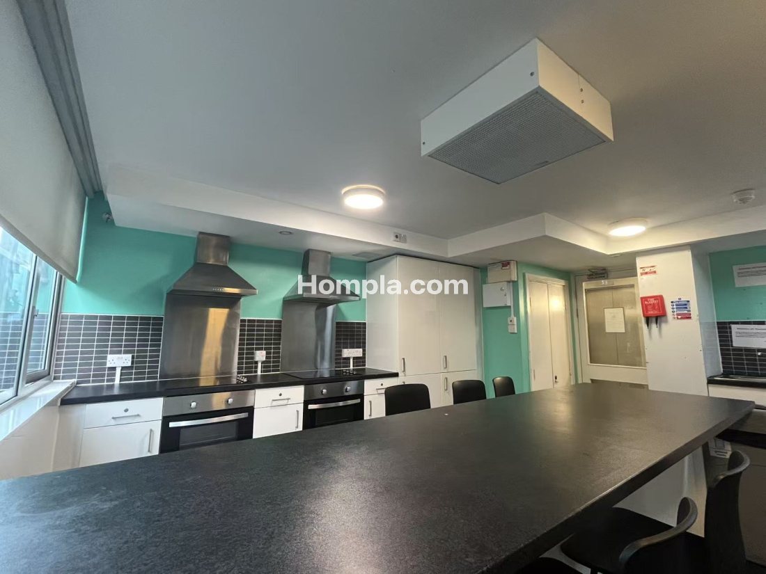 Chelsea Lightfoot Hall apartment