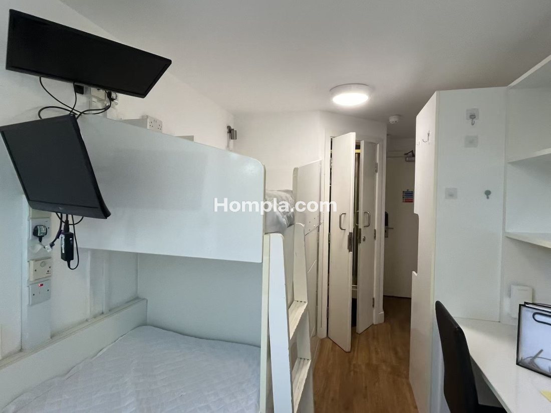 Chelsea Lightfoot Hall apartment
