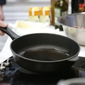 铃声一响黄金万两,中国学生做饭油烟引发烟雾报警遭罚款?论英国留学生炒菜时如何减少油烟