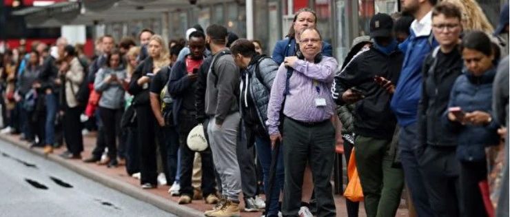 英国各行各业爆发大规模罢工将持续到明年1月中！快递员罢工将导致部分物件3月才能送达！