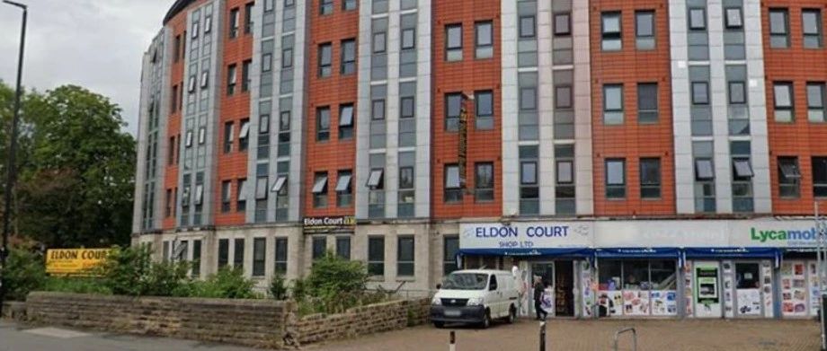 利兹Eldon Court学生公寓因消防风险,让多达300名学生半夜紧急搬家,中国同学吐槽,搬家仅给了30秒钟!