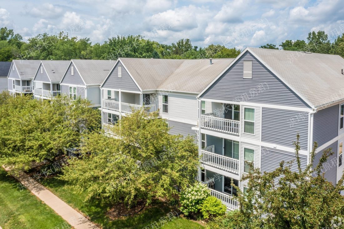 Oakcrest Condominiums公寓