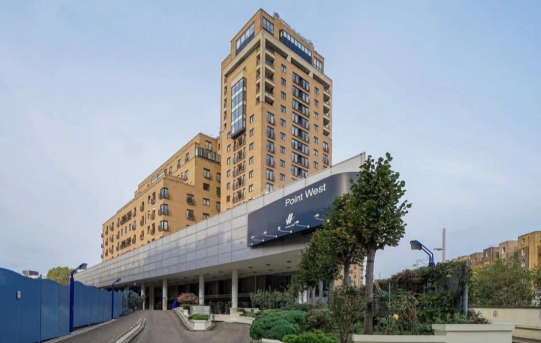 Point West Apartment Building 公寓