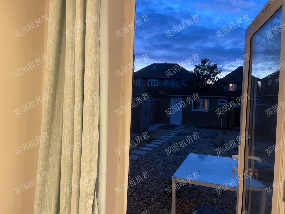 71, Addison Gardens公寓