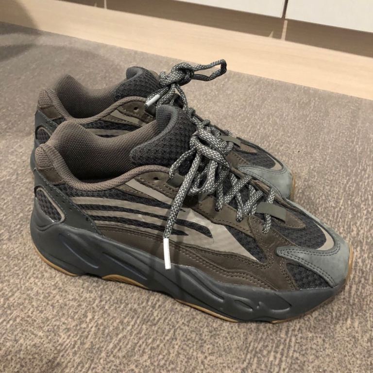 Yeezy 700 晶洞