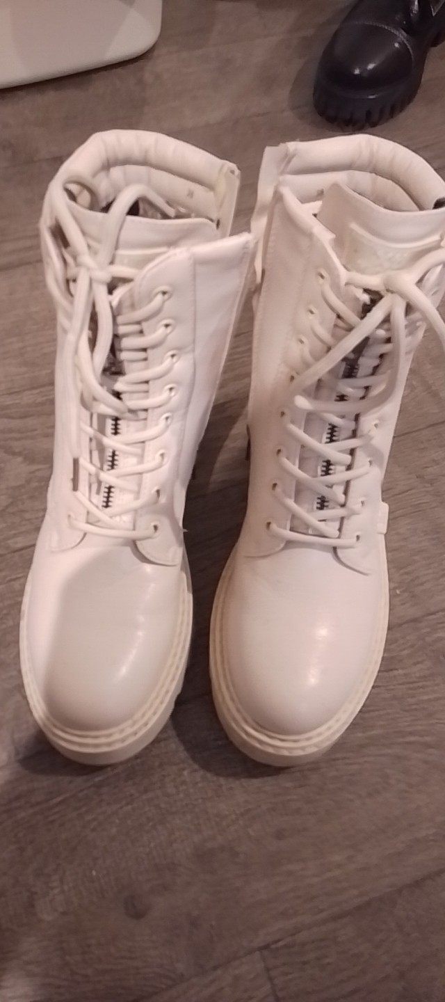 九成新冬天白色靴子皮质